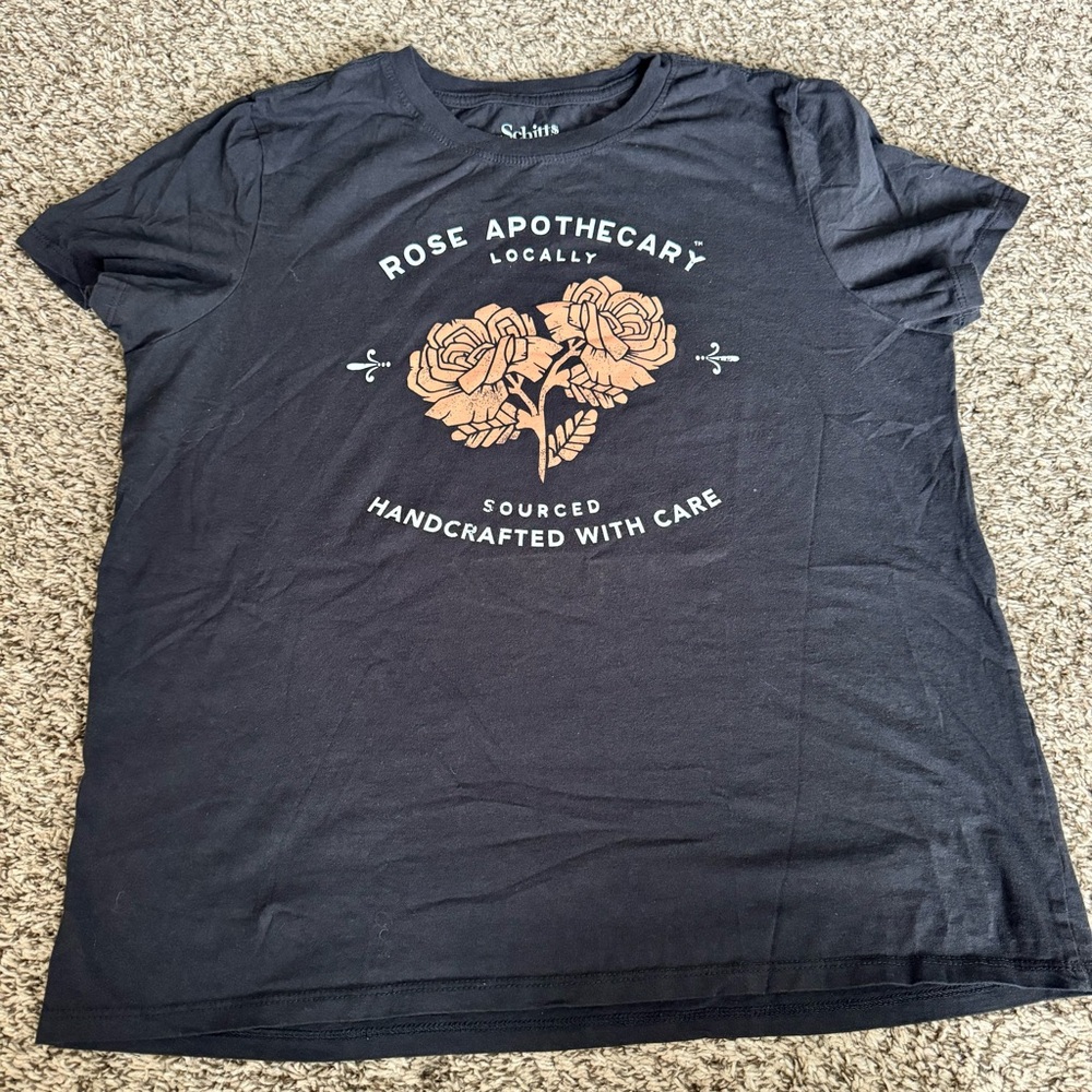 Rose Apothecary Graphic T-shirt, women’s large, Schitt’s Creek shirt
